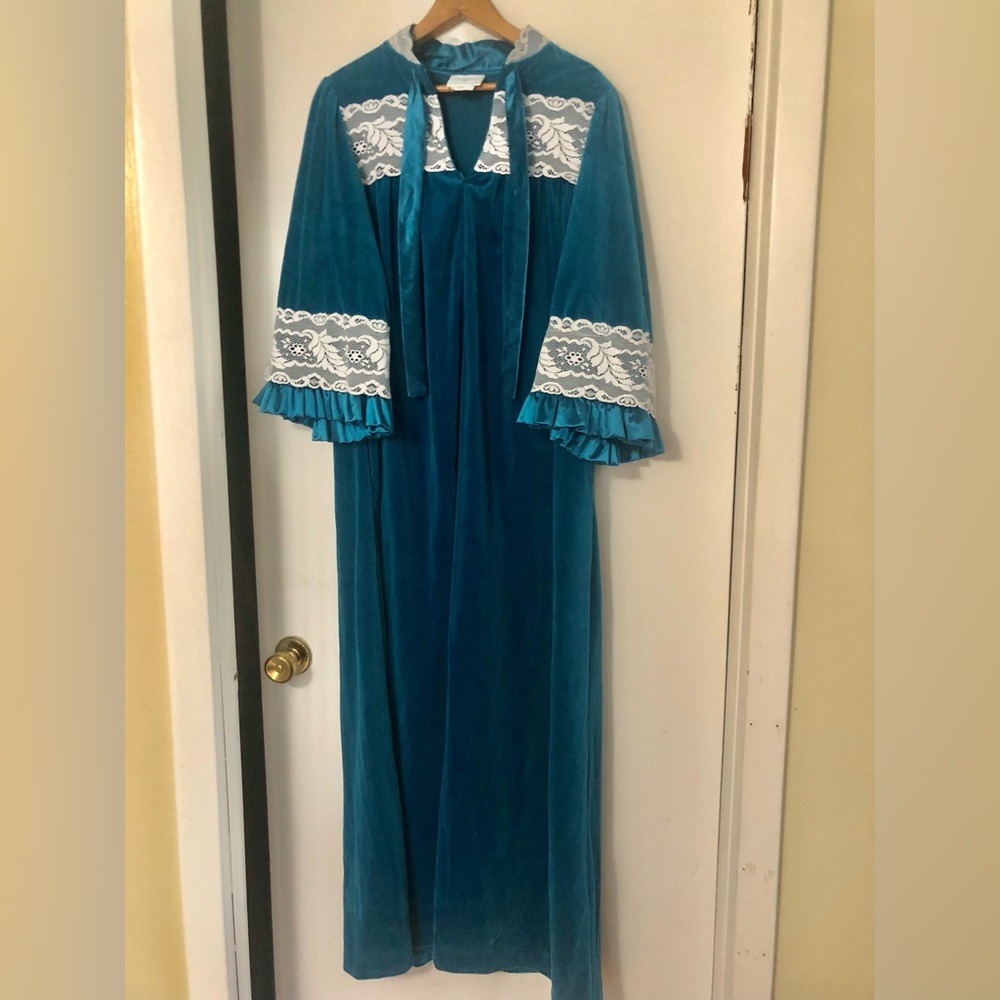 Vtg crushed velvet Gilligan O Malleys nightgown! One of a kind size small!